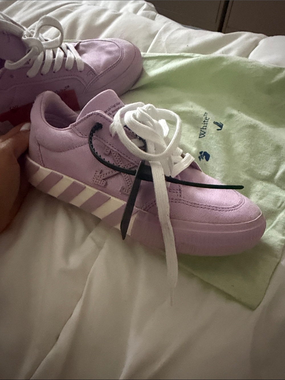 Off-White Lavender Low-Top Sneakers with White Laces